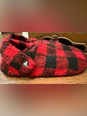 CROCS Red and Black Buffalo Plaid Fuzzy Slippers (women’s-9) (men’s-7)